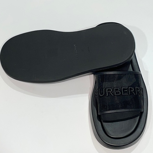BURBERRY
Buckingham Mesh & Leather Slides. Size 38(8). Code:0400017592913 - Picture 3 of 12